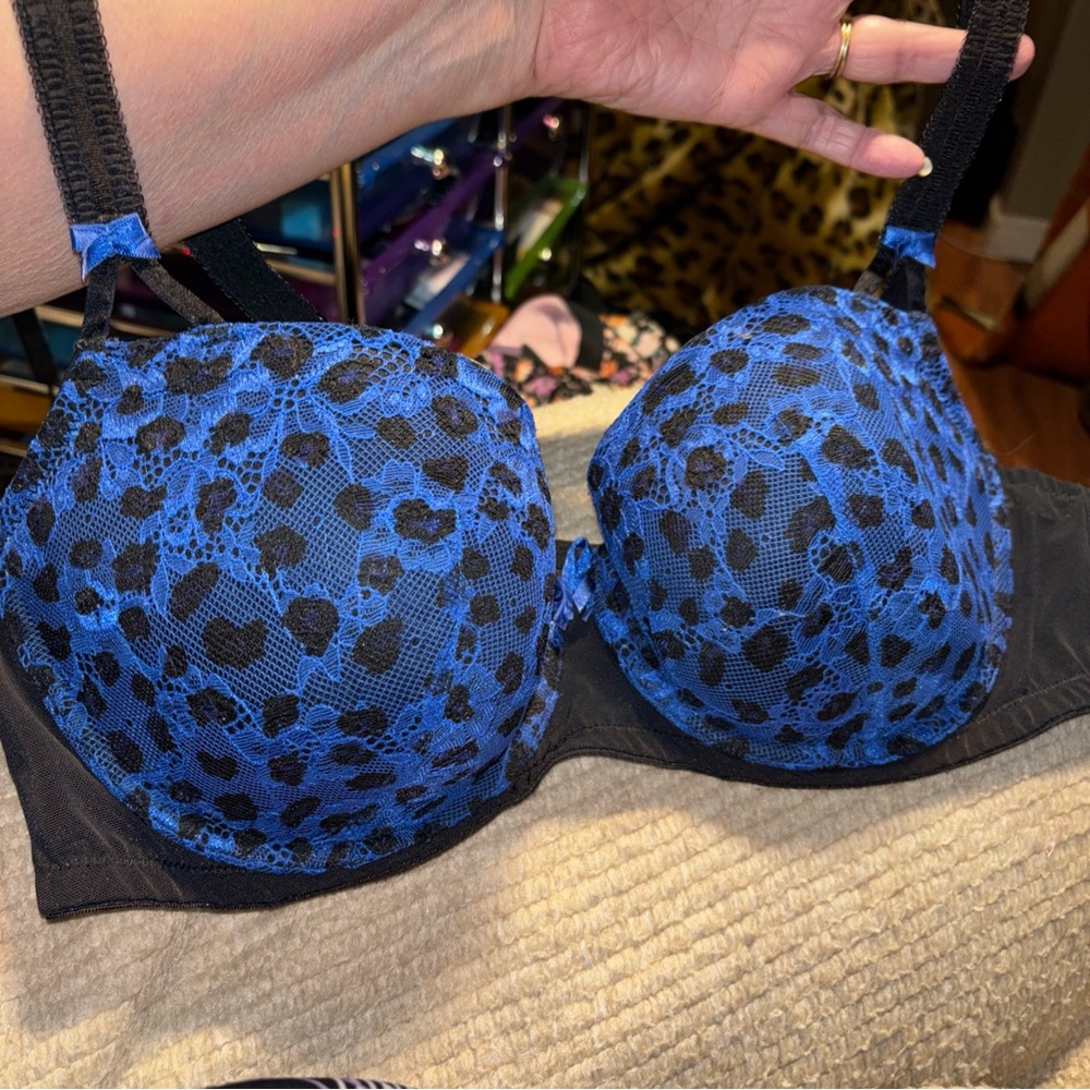 Volgo Blue and Black Floral Lace Underwire Full Support Bra Size 42C.  Exc Cond.